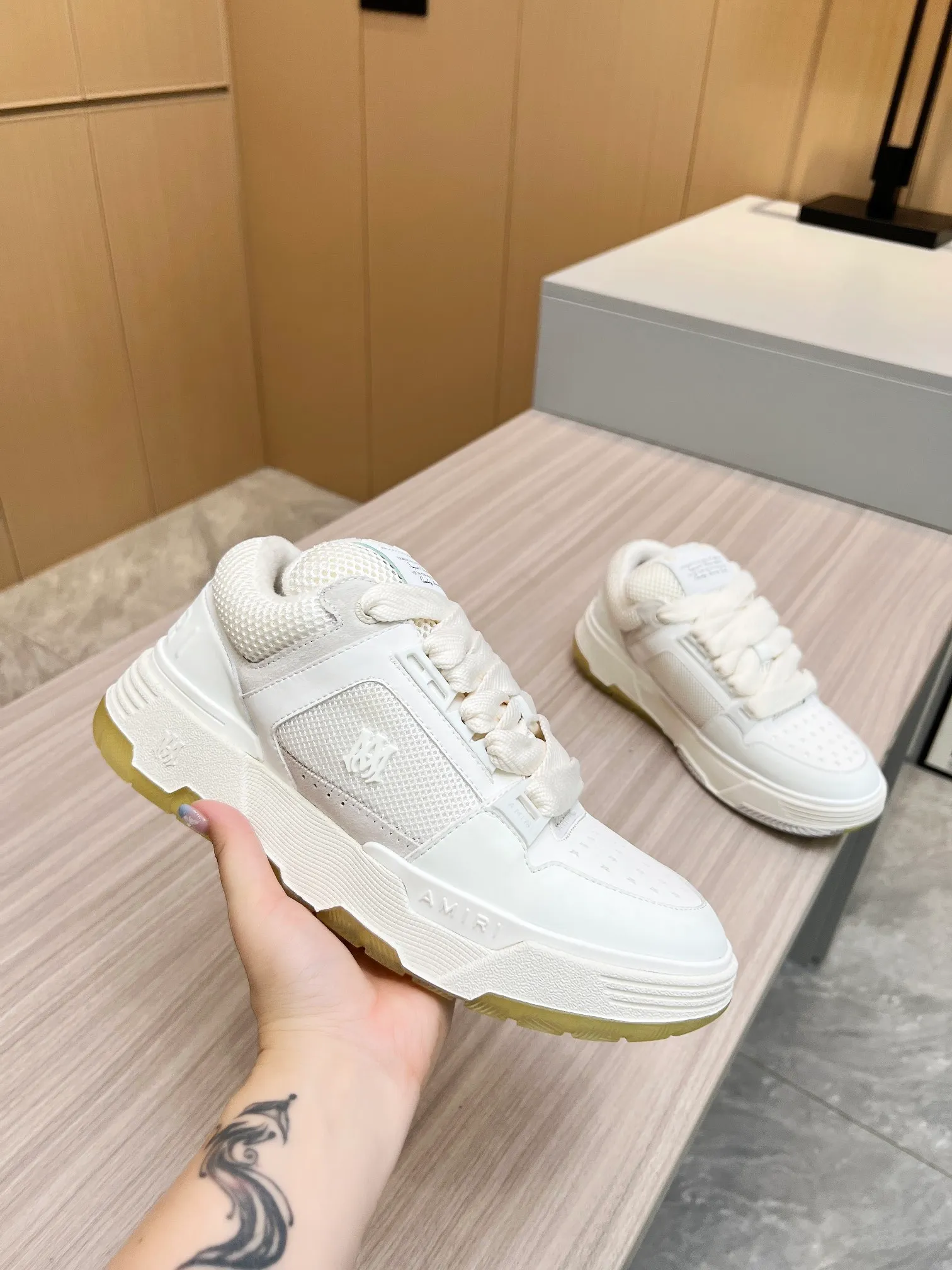 p620💰Men's shoes Amiri Emile's 2023 spring and summer new MA-1 bread shoes, couple models, casual sports shoes, sneakers Amiri gave up the rock punk style in the new season and used a large number of unsaturated colors, Morandi tones, whether you see or wear them, it will make people very happy. The large tongue of the bread shoes continues, shortens the length of the shoe body, thickens the midsole, and the toe part is more rounded. Amiri's brand letters and MA logo appear on the side of the shoe. Fabric: Original customized imported first-layer cowhide + mesh. Lining: Original customized breathable towel lining. Outsole. Foam combination material. Bottom thickness: 4CM. Size: Men's 39-45